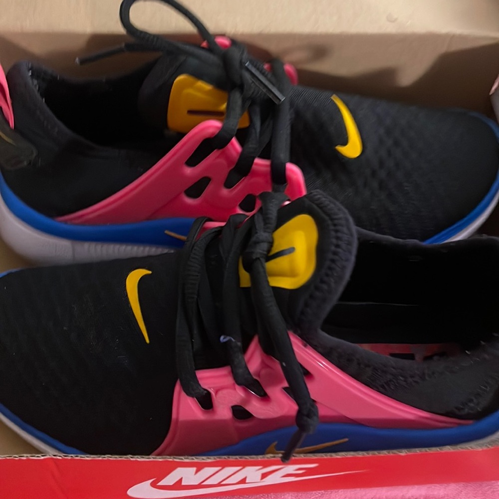Nike sneakers size 6